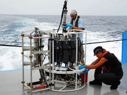 CTD et Rosette en préparation pour une campagne en mer du Laboratoire Océanologique de Villefranche-sur-Mer