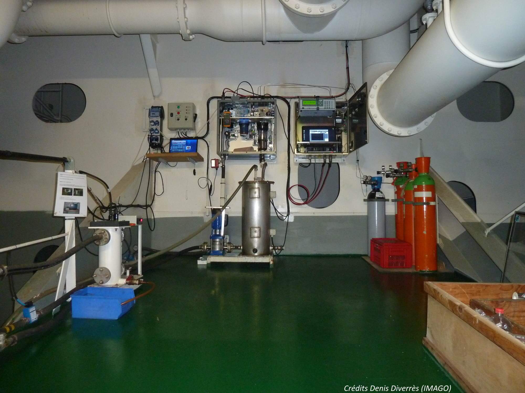 Capteur de CO2 installé dans un navire. Crédits Denis Diverrès - IMAGO